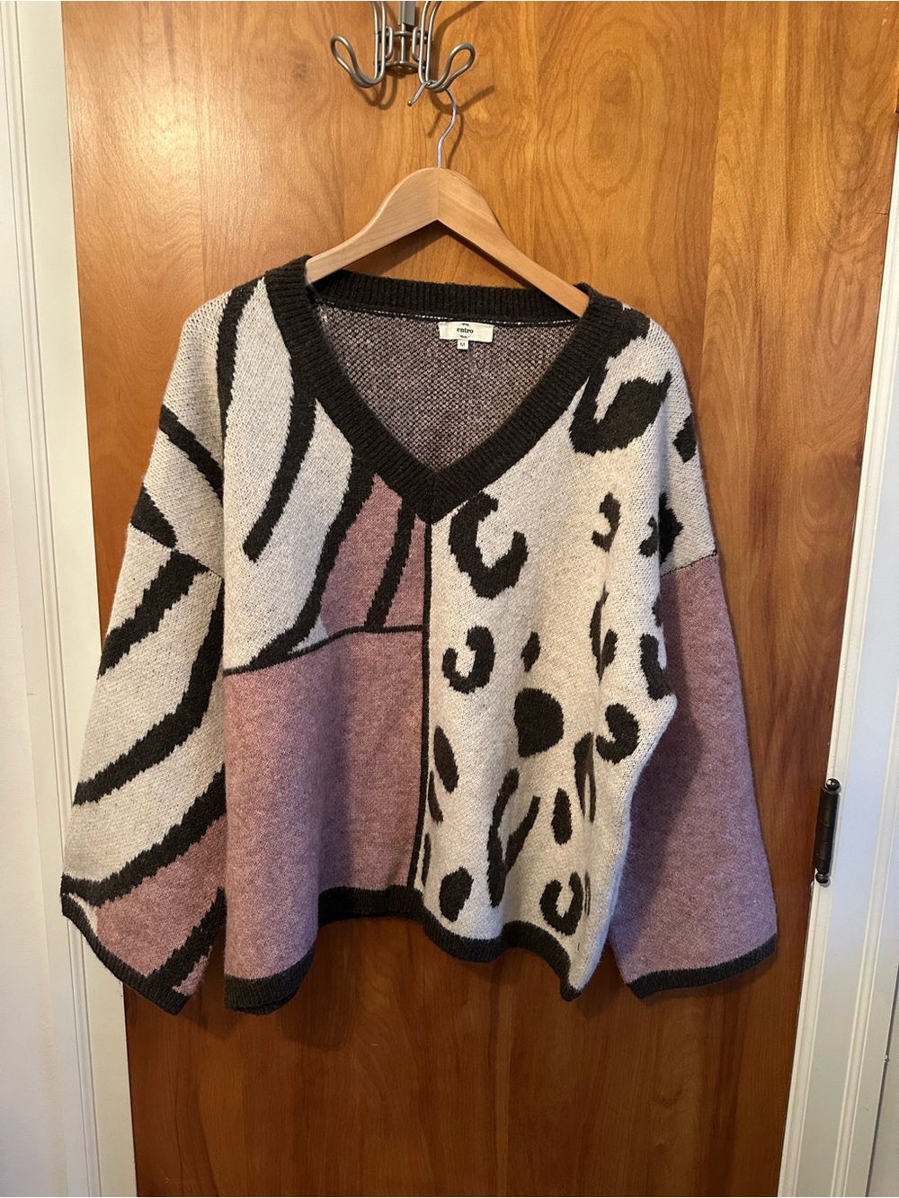 entro Mauve Black White V-Neck Colorblock Animal Print Sweater.